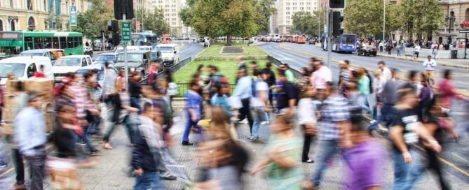 Novas tecnologias ajudam a navegar cenários complexos e guiar decisões estratégicas e estabelecem novos paradigmas e desafios aos governantes.