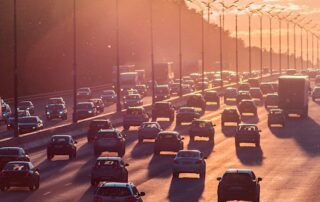 AYR - Inovação tem o potencial de ajudar as cidades a reduzir os prejuízos em dois campos críticos: emissões de carbono e mobilidade urbana
