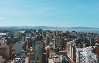 Ausência das câmaras de vereadores e órgãos de controle (MPs e tribunais de conta) no arranjo público dos ecossistemas de inovação é outro problema crítico.