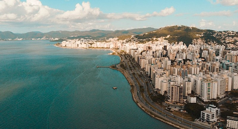Pesquisadores da Universidade Federal de Santa Catarina dedicam a 13ª edição da publicação aos ambientes inovadores - como Florianópolis