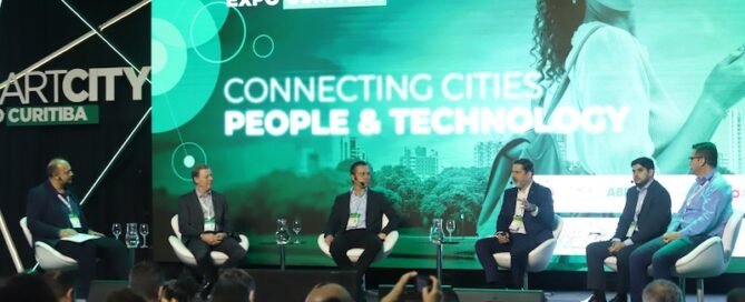 Painel no segundo dia do Smart City Expo Curitiba 2023 mostra cases e "playbook" para gestores desenvolverem espaços inovadores nos municípios do país.