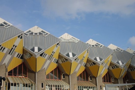 As "Casas Cubo" (Kubuswoningen), em Rotterdam: