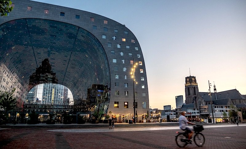 Entenda como referências globais (como o Market Hall de Rotterdam - foto) podem ser aplicadas para o desenvolvimento urbano no Brasil e em Santa Catarina.