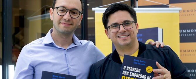 Fundadores da Feedz, Bruno Soares e Gabriel Leite transformaram o aprendizado de RH em uma empresa de tecnologia em livro inédito na área