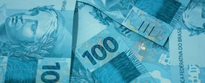 O planejamento financeiro serve como base para monitorar o desempenho financeiro, comparando os resultados obtidos com as metas estabelecidas e ajustando as estratégias.