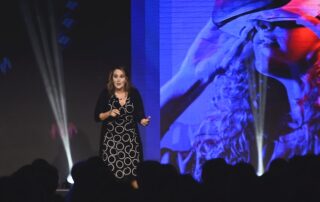 “O cérebro das novas gerações está mudando com os games. São 3 bilhões de gamers jogando por dia. E isso vai levar as pessoas a acharem a vida mais divertida no mundo digital”, afirmou Debora Piscione,