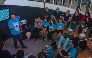 Floripa Mais Tec firma parceria com a ONG Prototipando a Quebrada para levar iniciativas de letramento digital a pessoas em situação de vulnerabilidade social.