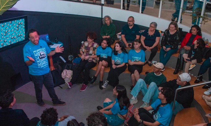 Floripa Mais Tec firma parceria com a ONG Prototipando a Quebrada para levar iniciativas de letramento digital a pessoas em situação de vulnerabilidade social.
