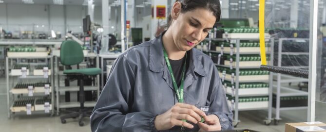 Intelbras anuncia plano para desenvolver tecnologias de automação, segurança e energia limpa para mobilidade elétrica.