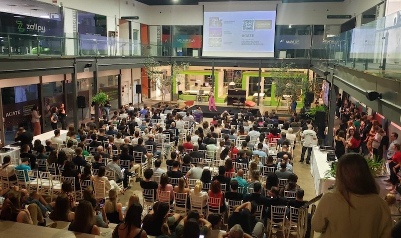 Meetup com casa cheia em Florianópolis marcou lançamento de programas de capacitação empreendedora como StartupSC e Jornada Startups, além do Startup Summit 2024