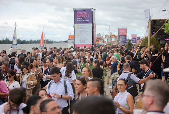 Público circulando pelo Cais Mauá, na terceira edição do South Summit Brazil, em Porto Alegre.