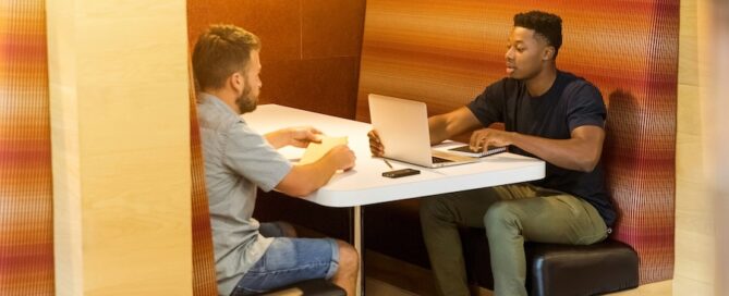 Segmento exige uma nova abordagem e investimento em tecnologia e inteligência de dados. A IA na prospecção é estratégia indispensável, mas a preparação adequada é mais relevante do que a escolha da plataforma.