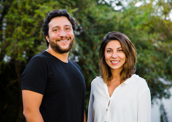 Os sócios e fundadores da DeÔnibus, Breno Moraes e Mariana Malveira.