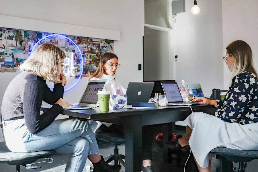 Quinze dicas para empresas que querem desenvolver processos inovadores darem os primeiros passos no ambiente de conexão com startups e inovação aberta.