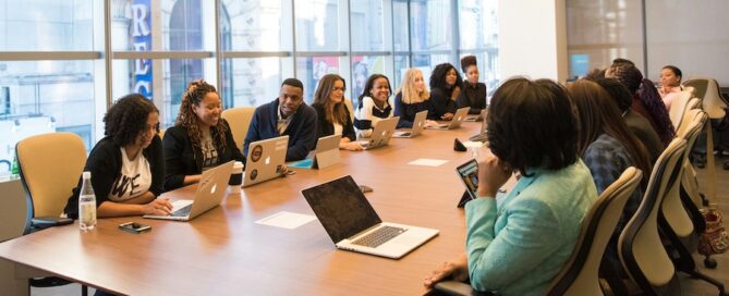 A estrutura não precisa ser cara, nem engessada. Ela começa com pequenas decisões conscientes que se acumulam ao longo do tempo.