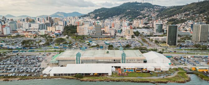 Dados do Observatório ACATE mostram que alta de 11,7% ao ano supera a média nacional e amplia participação do setor de TI no PIB catarinense.
