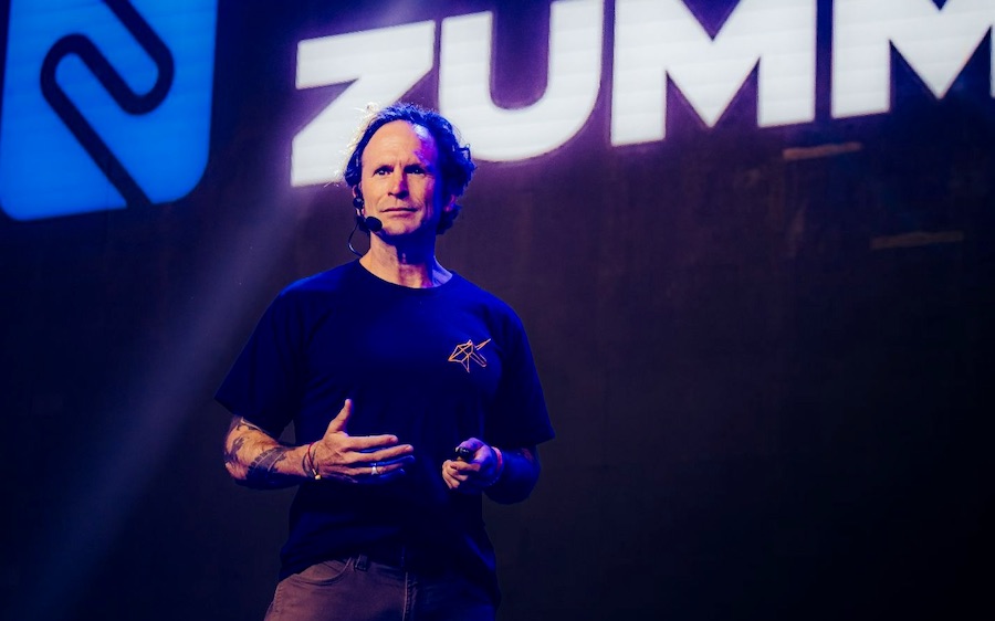 Inteligência artificial e empatia definem o tom do CRM Zummit 2025 em Florianópolis