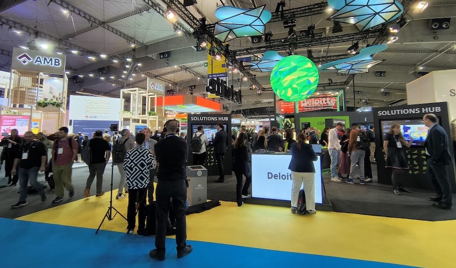 Em meio aos paineis, tecnologias para cidades atraem os mais de 25 mil visitantes.